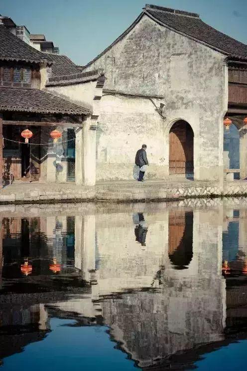 东晴西暗不等吃饭的反义词？